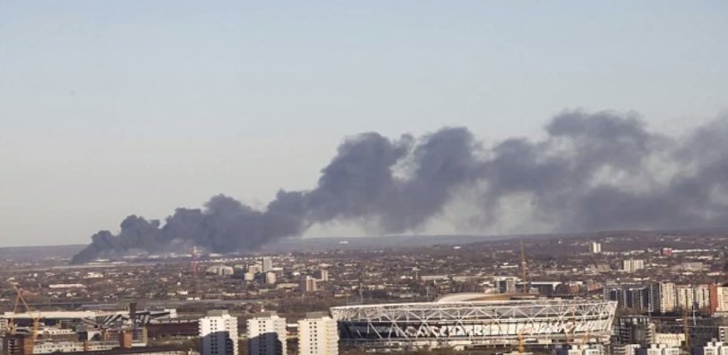 Incendiu violent în Londra. Nor uriaș de fum deasupra metropolei - VIDEO