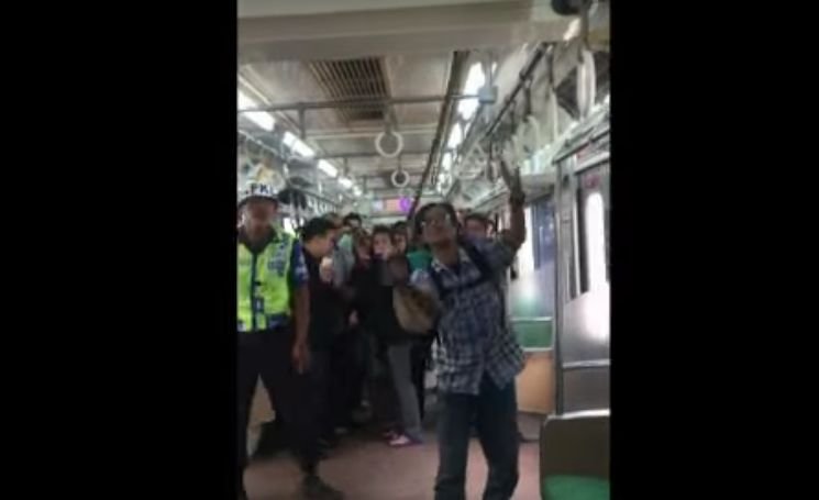 Momente șocante într-un metrou! Călătorii au auzit zgomote ciudate, iar când s-au uitat în sus, au avut un adevărat șoc. Ce a urmat este uluitor. Cineva a avut curaj să înregistreze totul (VIDEO)