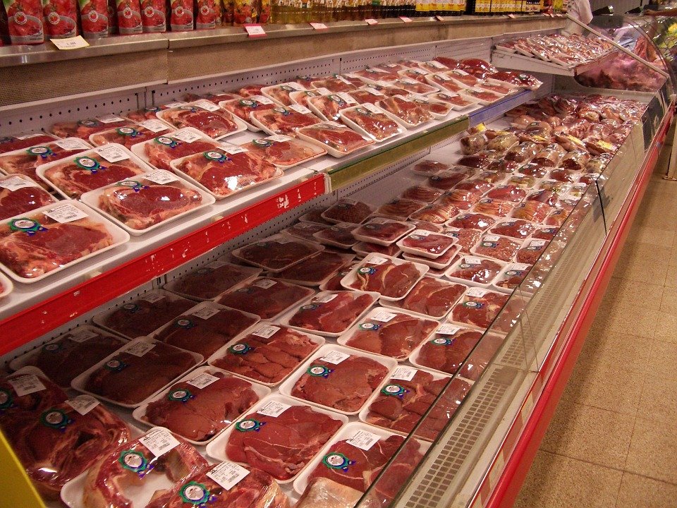 Carne expirată de trei ani, descoperită într-un cunoscut magazin din Capitală 