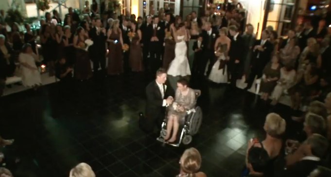 Mama lui era în cărucior cu rotile, dar la nuntă a vrut să danseze cu ea. Ce a urmat i-a făcut pe toți să plângă - VIDEO