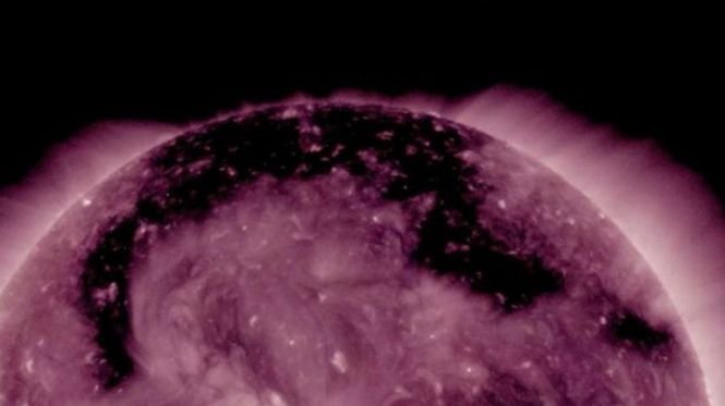 O gaură uriașă formată în Soare emite particule radioactive spre Pământ 
