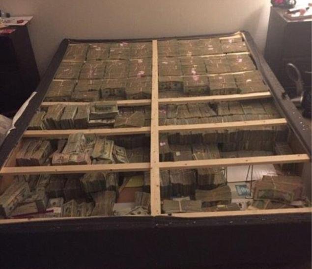 Polițiștii au intrat în casa unui bărbat suspect pentru percheziții. Nu au dat peste el, dar în schimb au făcut o descoperire șocantă. În salteaua patului, oamenii legii au găsit.... (FOTO) 492888