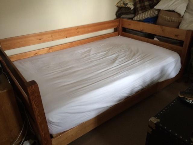 Polițiștii au intrat în casa unui bărbat suspect pentru percheziții. Nu au dat peste el, dar în schimb au făcut o descoperire șocantă. În salteaua patului, oamenii legii au găsit.... (FOTO) 492889