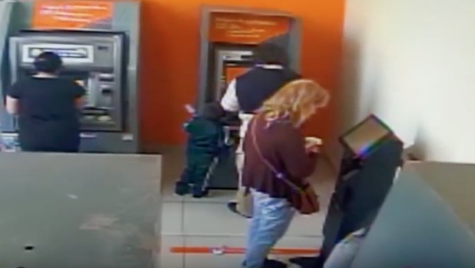 Un copil de numai patru ani, surprins în timp ce fură de la bancomat - VIDEO