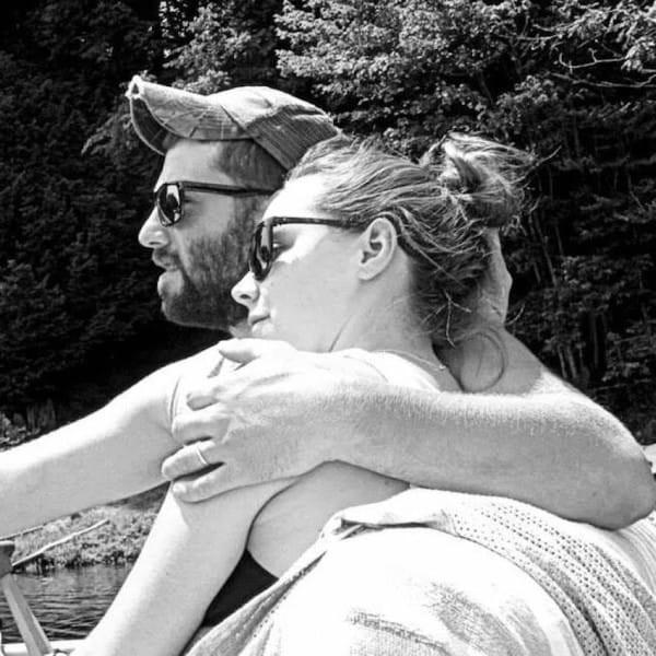 Partenera sa venea mereu obosită de la muncă, mânca pe fugă și se culca. Așa că bărbatul a luat o decizie incredibilă. A scris un mesaj pe o rețea de socializare, care s-a viralizat: „Soția mea este eroul meu...” 493298