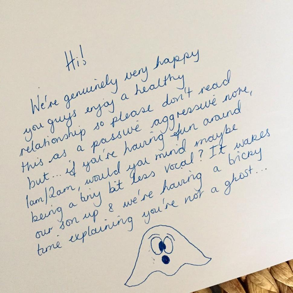 În fiecare seară, fiul său de trei ani se trezea și spunea că fantomele nu-l lasă să doarmă. Într-una din nopți, mama se afla în camera copilului și a făcut descoperirea șocantă. Nu erau fantome, ci ... (FOTO) 493420