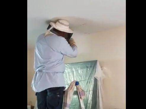 Timp de două luni, auzea constant niște zgomote ciudate din tavan. Într-o zi, la ea în vizită era o prietenă care și-a dat seama imediat despre ce e vorba. Ce a urmat e uluitor (FOTO+VIDEO) 493431