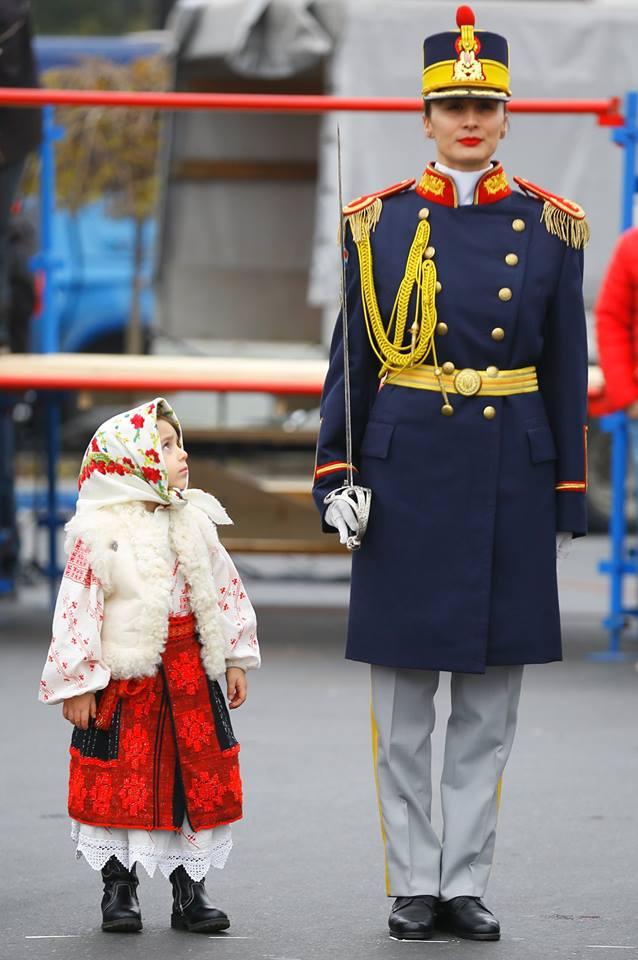 Cine e fetiţa de 3 ani îmbrăcată în port popular care promovează imaginea României alături de militari şi jandarmi de Ziua Naţională 493625