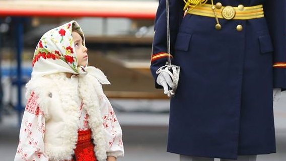 Cine e fetiţa de 3 ani îmbrăcată în port popular care promovează imaginea României alături de militari şi jandarmi de Ziua Naţională