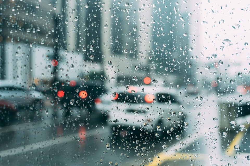 Prognoza meteo: Ploaie și vânt puternic în București, luni şi marţi. Acumulări de apă de până la 35 de litri/mp 