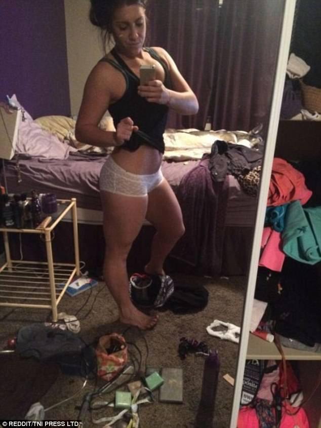 Si-a facut un selfie sexy, insa toti s-au uitat la detaliul din poza si nu la ea - Ce uitase fata pe jos 493631