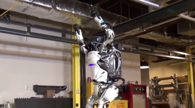 A fost inventat robotul care ştie să se dea peste cap. Atlas, cel mai nou robot-gimnast - VIDEO