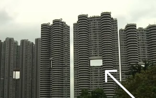 Motivul pentru care zgârie-norii din Hong Kong au găuri mari în construcţie