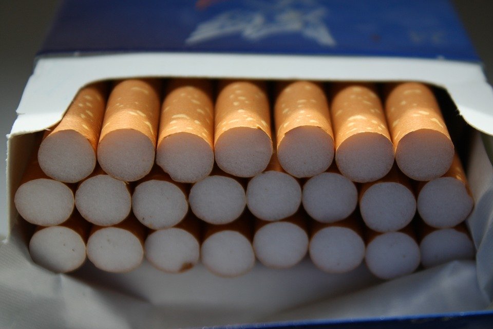 Toți fumătorii din România ar trebui să știe asta! Pachetul de țigări ascunde o avere, dar toată lumea îl aruncă la gunoi!