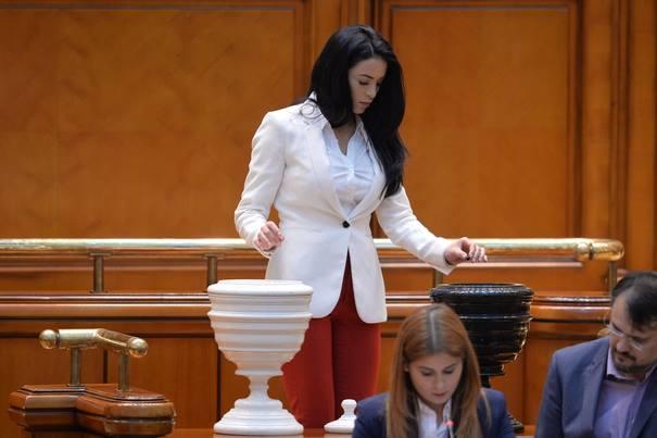  Fotografii picante cu o deputată din Parlamentul României FOTO 494045
