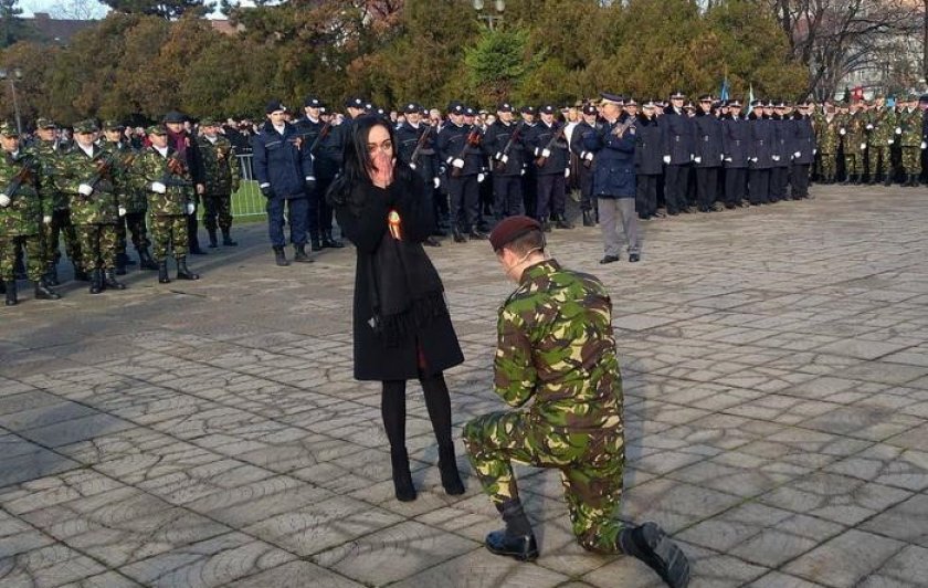 PARADA MILITARĂ 2017. Moment emoționant la parada de Ziua Națională. Un militar şi-a cerut iubita în căsătorie!