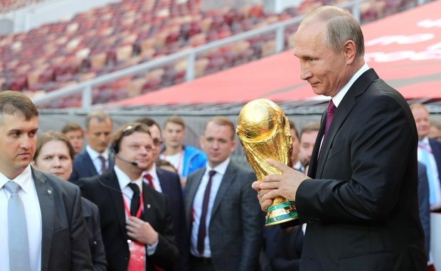 O televiziune a cenzurat ceremonia tragerii la sorţi pentru Cupa Mondială din Rusia. Motivul este incredibil 