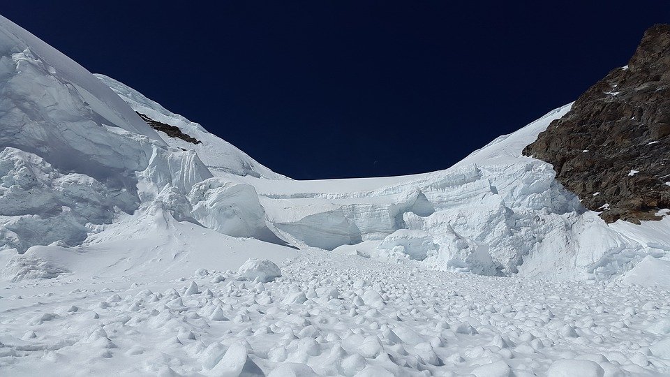 Răsturnare de situație în cazul salvamontiștilor loviți de avalanșă în Munții Călimani. De ce au devenit victime sigure, de fapt