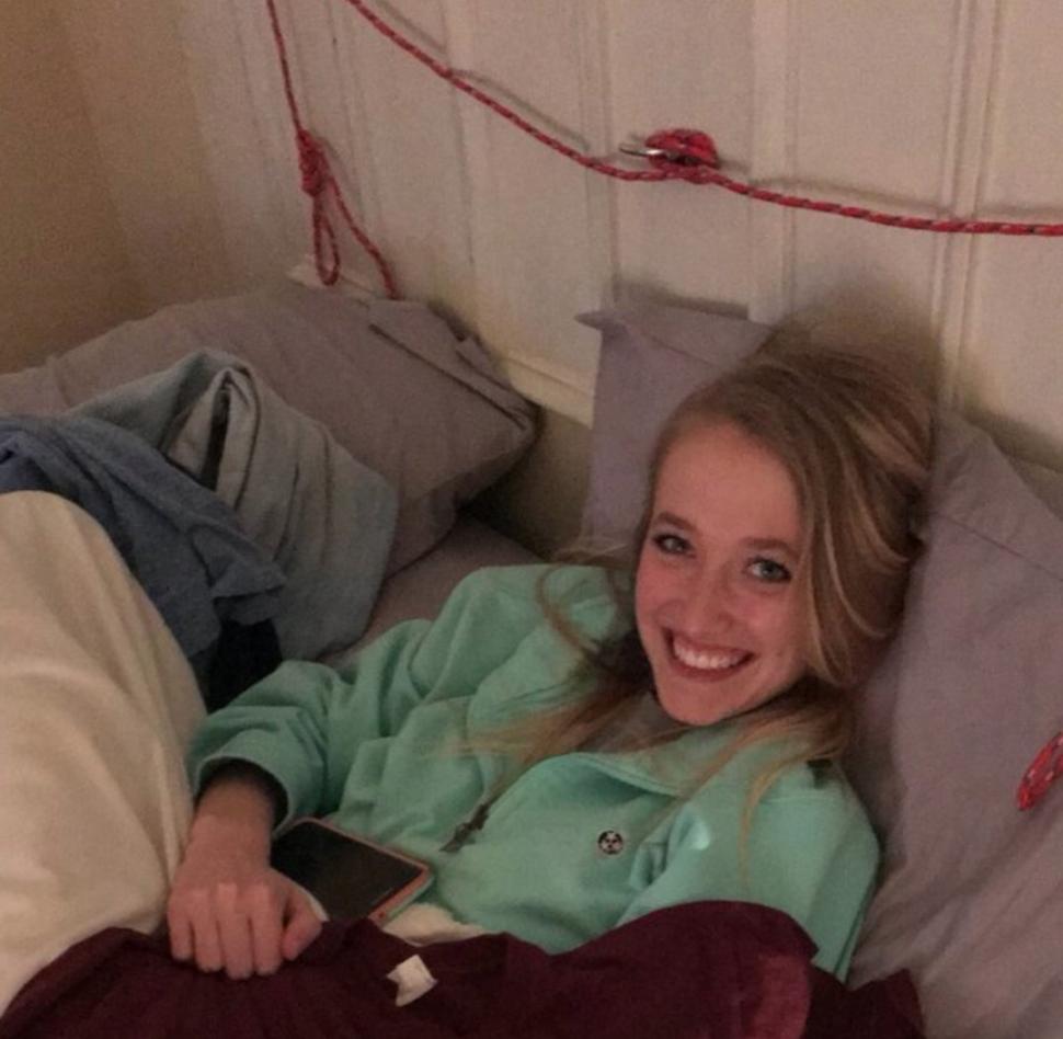 I-a trimis mamei sale o fotografie cu iubita sa. După 10 minute, a realizat ce greșeală cumplită a făcut. „Doamne, sper să nu-și dea seama!” 494848