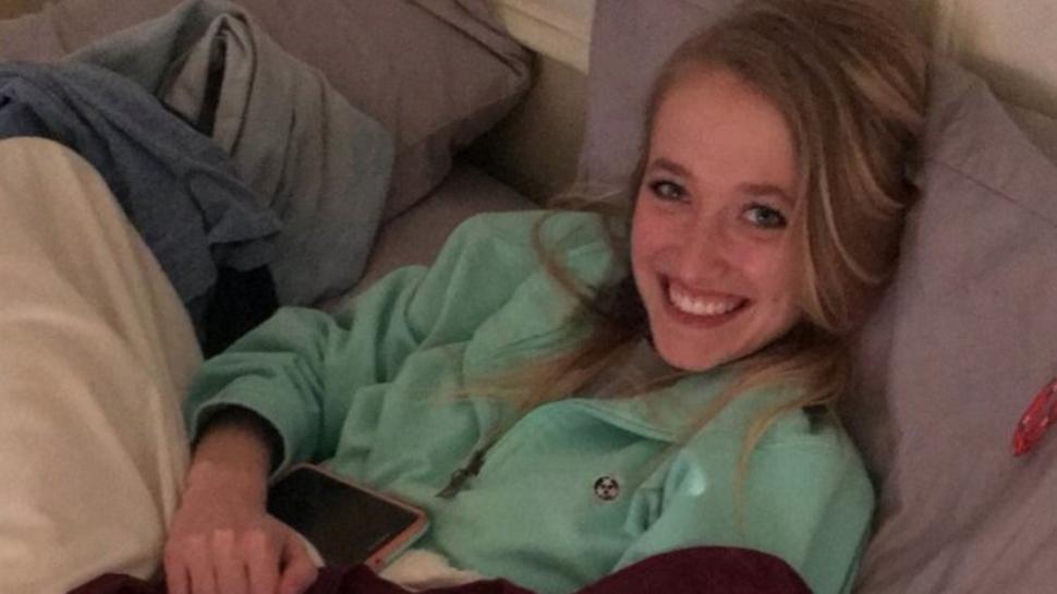 I-a trimis mamei sale o fotografie cu iubita sa. După 10 minute, a realizat ce greșeală cumplită a făcut. „Doamne, sper să nu-și dea seama!” 494849