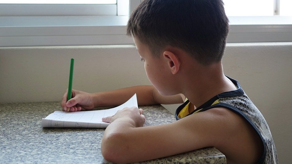 Un băiat de șase ani a scris un bilet sfâșietor, la scurt timp după moartea mamei sale