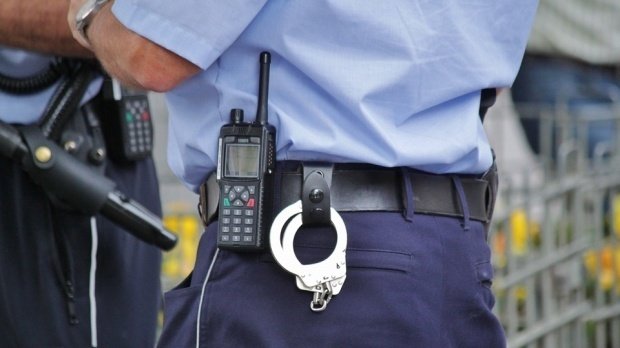 Un bărbat din Argeş, care s-a împuşcat din greşeală a fost salvat de un poliţist cu propria curea de la uniformă