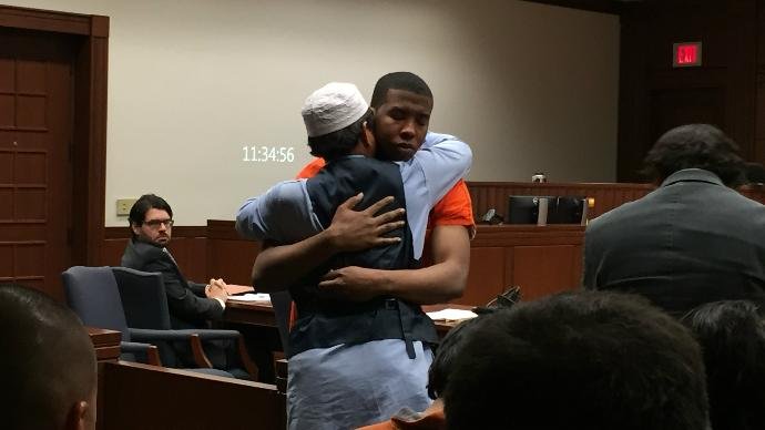 I-a jefuit și ucis fiul, dar l-a iertat. Moment emoționant în sala de judecată (VIDEO)
