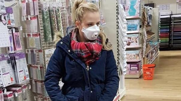 O tânără poartă o mască pe față de fiecare dată când părăsește casa și ia 100 de pastile pe zi. Motivul este incredibil  495050