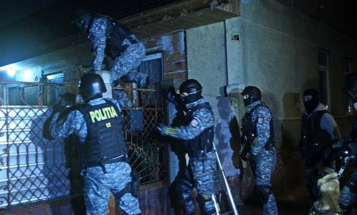 Polițistul rănit în misiune la Suceava, după ce a fost tăiat cu o sabie, transportat la Iași. Agresorul, reținut - FOTO