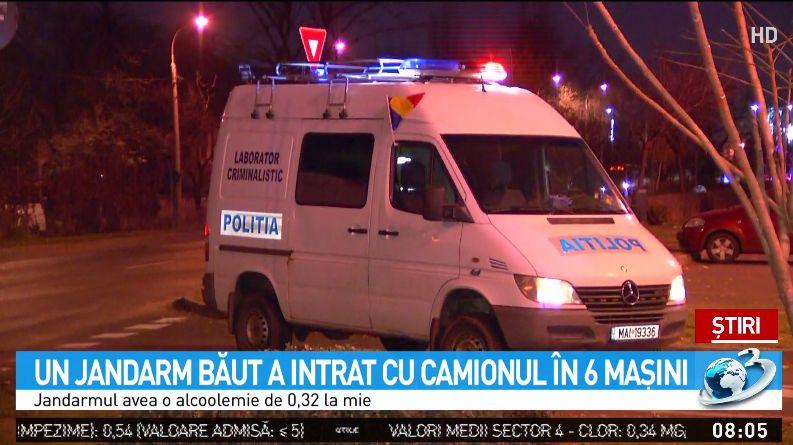 Un jandarm, aflat în stare de ebrietate, a intrat cu camionul în șase mașini (VIDEO)