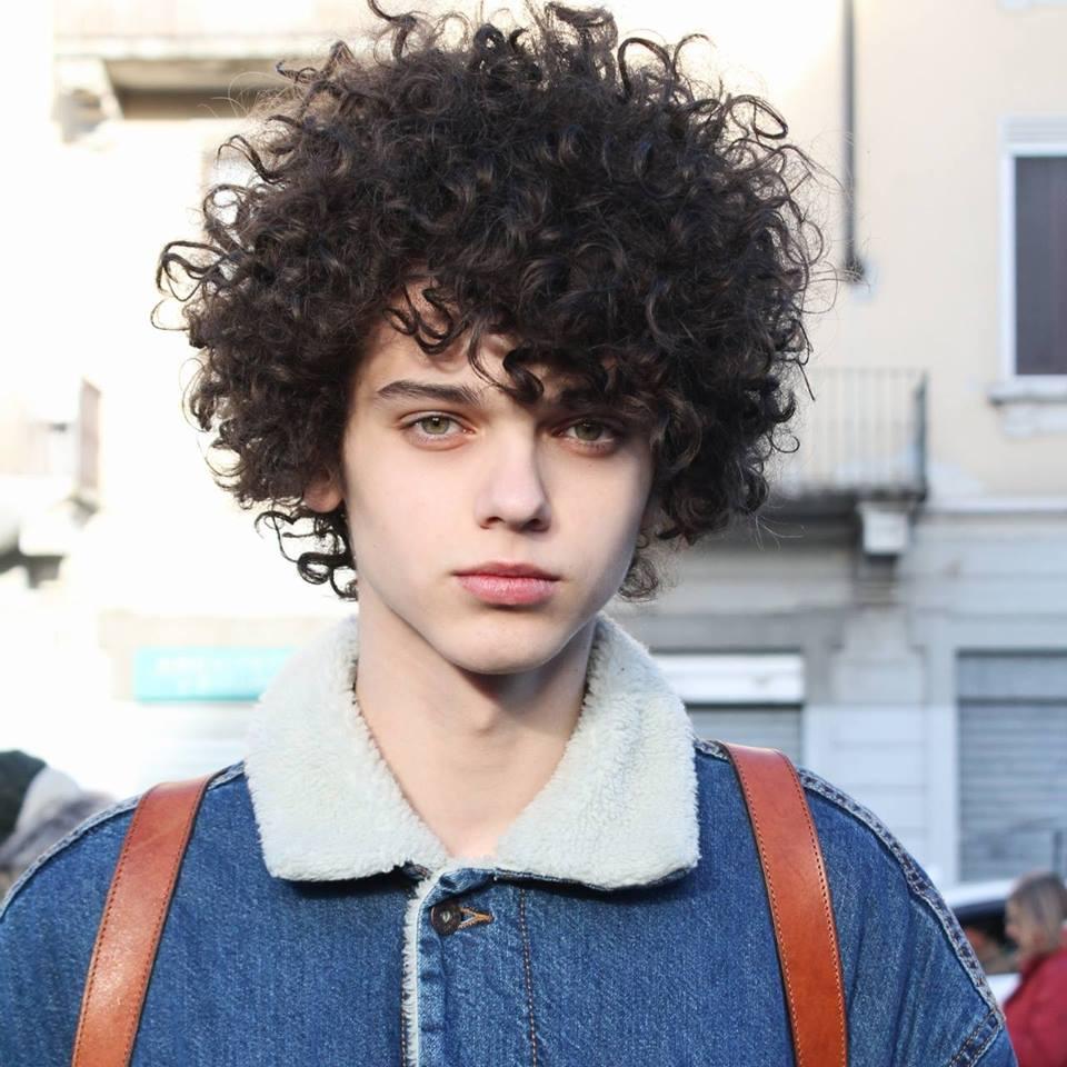 El este cel mai râvnit model masculin din România. Cum arată adolescentul de 17 ani căutat de marile case de modă din lume - FOTO 495700