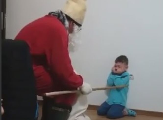 Revoltător. Un copil a fost umilit și amenințat de iubitul mamei sale, care era deghizat în Moș Crăciun - VIDEO
