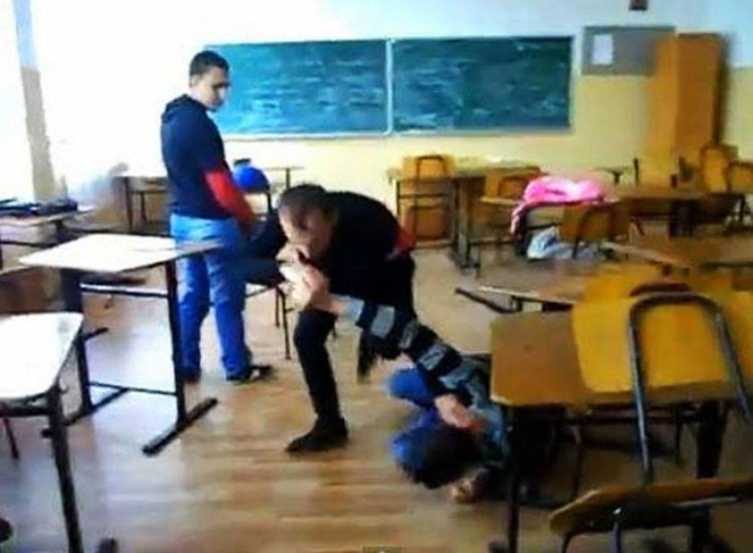 Scene șocante la o școală. O profesoară din Miercurea Ciuc a fost bătută de un elev în timpul orelor - VIDEO