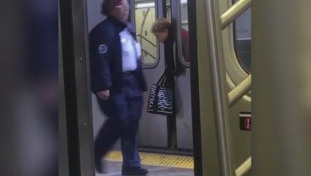 Caz șocant la metrou: o femeie a fost prinsă cu capul între uşi, înainte să apuce să coboare. Reacția halucinantă a oamenilor care trec pe lângă ea - VIDEO