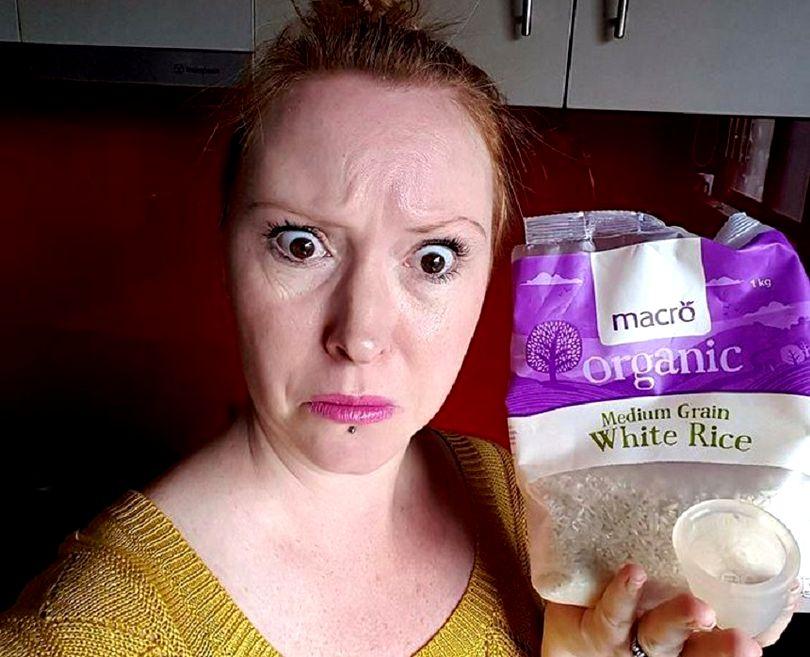 Era în zilele delicate ale lunii și și-a uitat cupa menstruală în bucătărie. Soțul ei a găsit-o, dar nu i-a dat-o. Ce a făcut bărbatul cu ea este incredibil. Povestea a devenit virală 496145