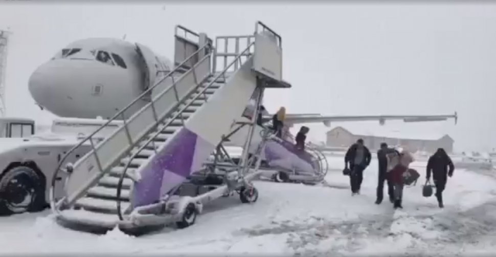 Români blocați pe un aeroport din Londra, din cauza ninsorilor. Wizz Air: Când aeroportul se va redeschide, aeronava va decola