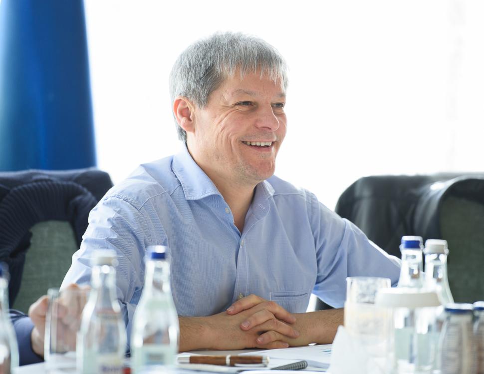 Surse: Dacian Cioloș, întâlnire cu liderii Opoziției, Orban și Barna, după ce a anunțat că-și face partid