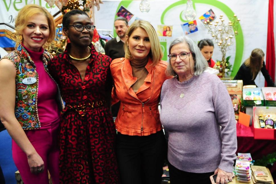 Brandurile românești alături de Fundația Mereu Aproape la IWA Charity Christmas Bazaar 2017 496373
