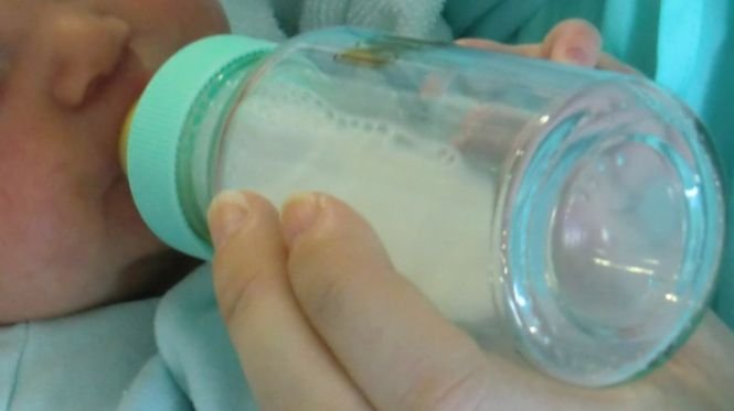 Mare atenție, părinți! O marcă de lapte praf pentru bebeluși, distribuită și în România, a fost retrasă de pe piață de francezi