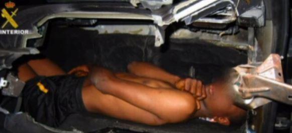 Polițiștii de frontieră au oprit o mașină de lux! Se pregăteau să îl lase pe șofer să treacă granița, când un detector portabil a început să piuie. Au deschis portbagajul și nu le-a venit să creadă ce văd (FOTO) 496398