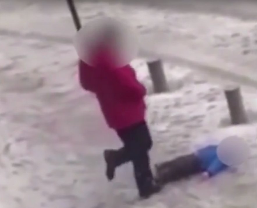 VIDEO. Scene șocante. Copil lovit cu piciorul de tatăl său. Motivul este absolut halucinant