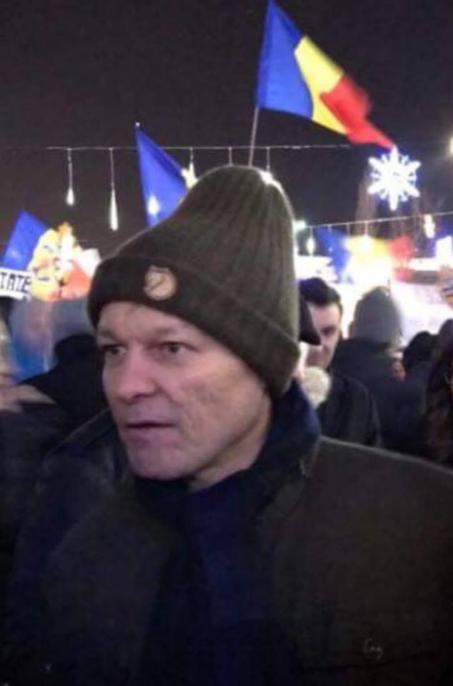 Basca mea din păr de oaie. Cât costă căciula cu care Cioloș a venit la proteste și despre care vorbește (aproape) toată lumea 496543