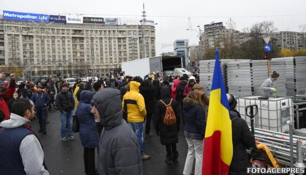 Sindicatele ameninţă cu greva generală. Peste 2.000 de oameni au participat la un miting, în faţa Guvernului