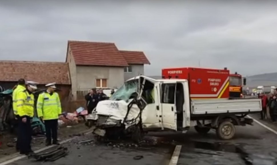 Accident grav în județul Sibiu. Un microbuz cu persoane s-a răsturnat pe marginea şoselei: mai multe victime