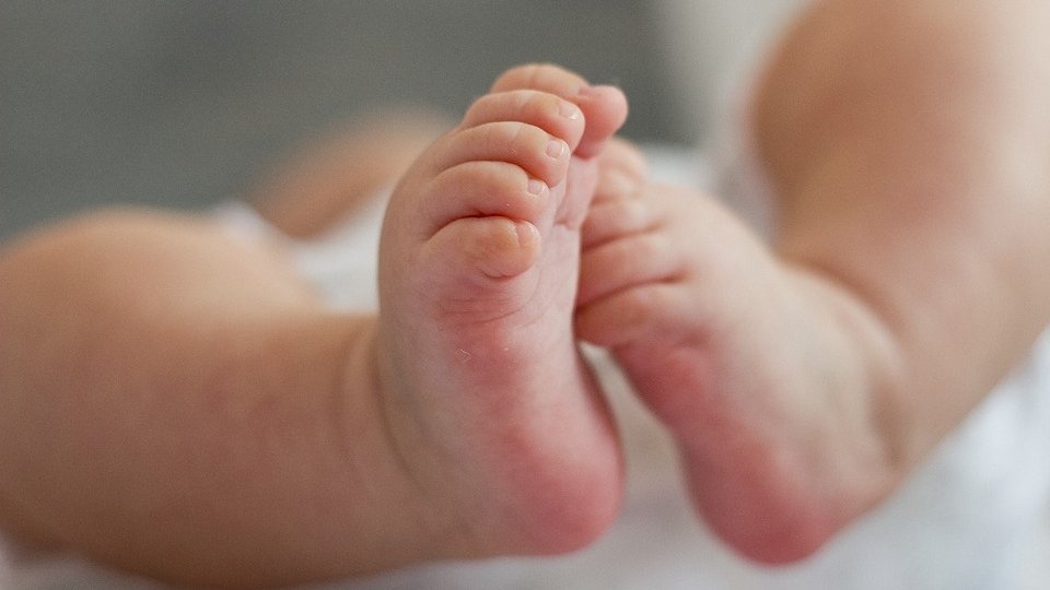 Caz incredibil în Botoșani! Un bebeluș de opt luni a ajuns la spital în comă alcoolică 