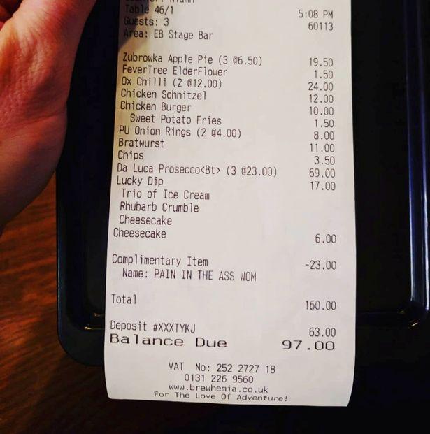 S-au dus să ia cina la un restaurant și pentru că s-au plâns că mâncarea a venit prea târziu, au primit o băutură gratis. Când s-au uitat pe nota de plată, nu le-a venit să creadă ce văd. Pe bilet era scris... A făcut imediat o poză și a pus-o pe internet 496876