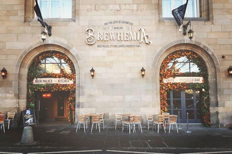 S-au dus să ia cina la un restaurant și pentru că s-au plâns că mâncarea a venit prea târziu, au primit o băutură gratis. Când s-au uitat pe nota de plată, nu le-a venit să creadă ce văd. Pe bilet era scris... A făcut imediat o poză și a pus-o pe internet 496882