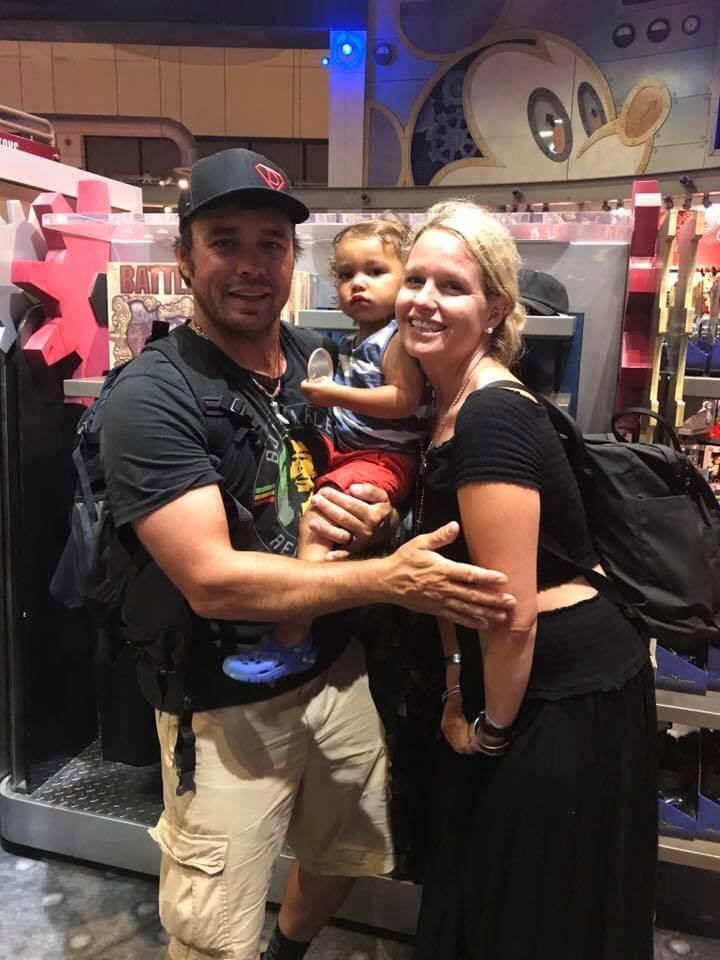 Se aflau în parcul de distracții, când un străin i-a văzut și a început să îi urmărească. A ajuns lângă ei și... Ce a urmat e incredibil 497068