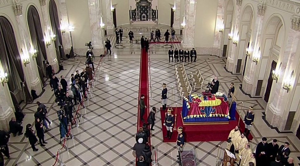 Vești bune pentru românii care vor să aducă un ultim omagiu Regelui Mihai. Palatul Regal va fi deschis și după ora 22:00