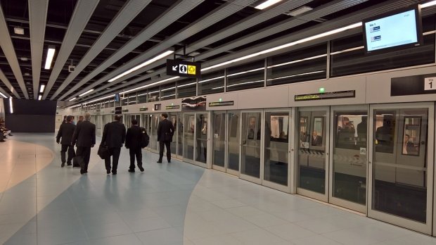 Anunțul ministrului Transporturilor, după crima de la metrou: În 2018 vom instala paravane din sticlă incasabilă, pe peroane